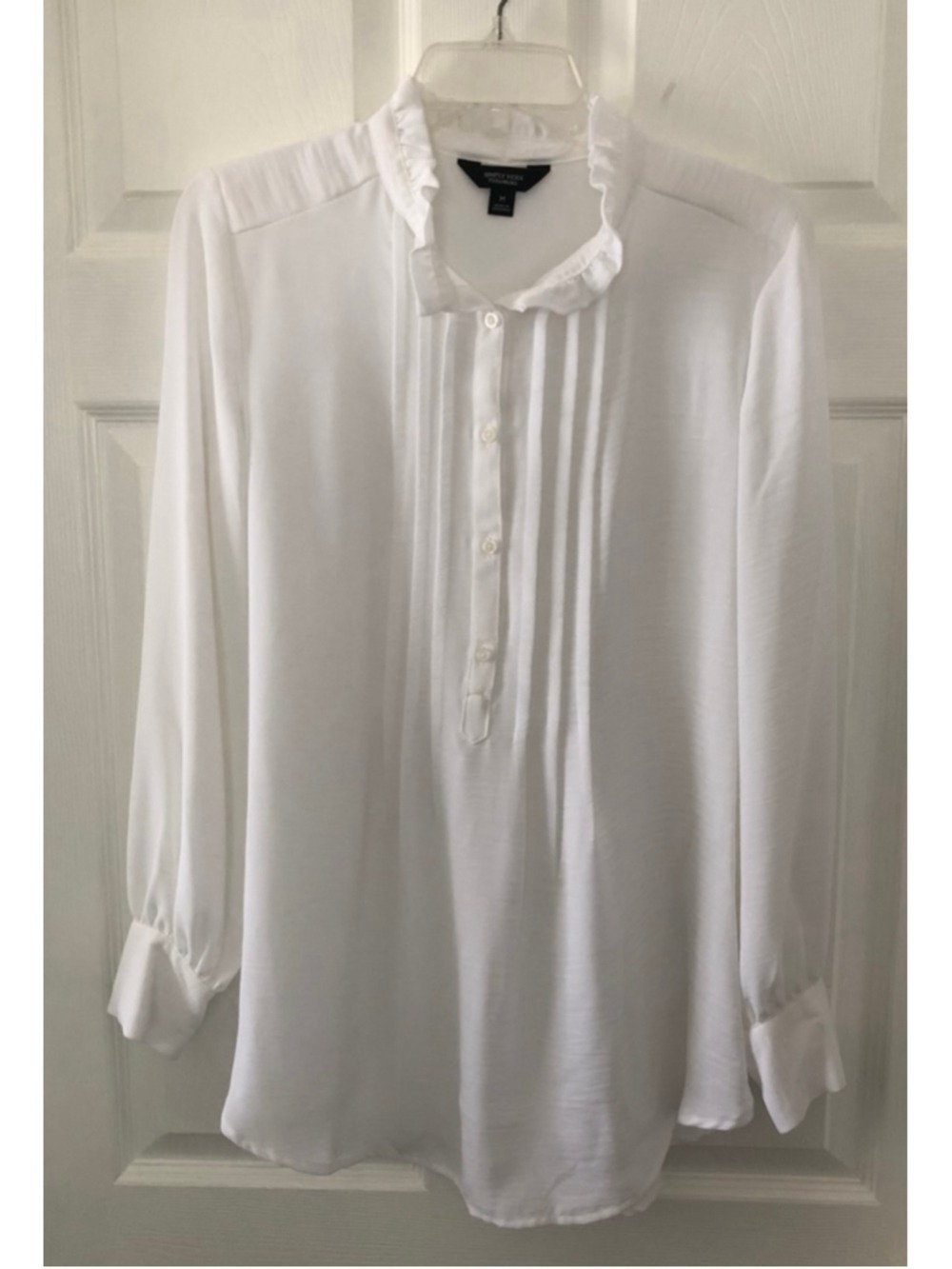 Simply Vera Vera Wang White Long Sleeve Pullover Blouse. Romantic Victorian.